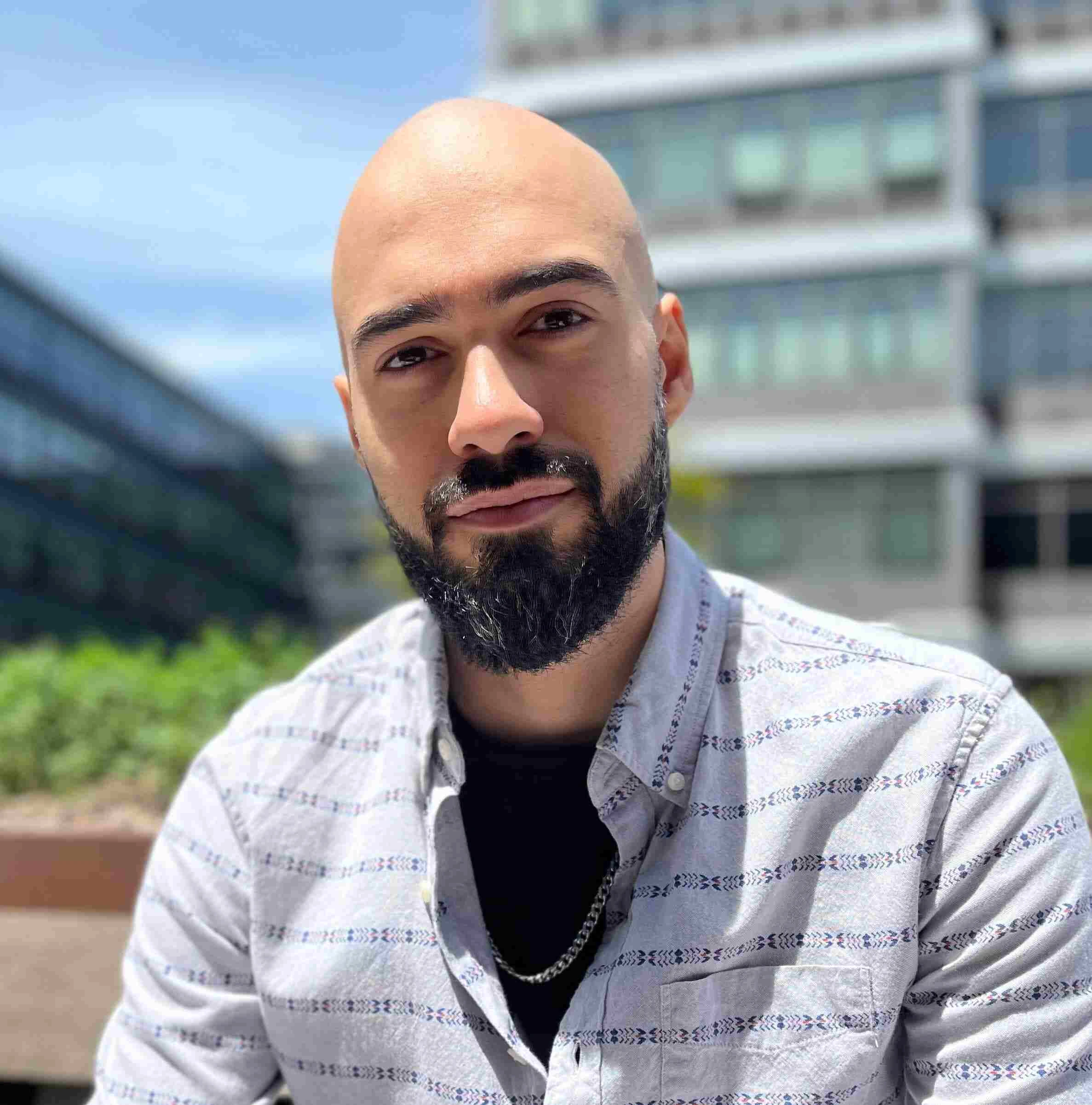 Headshot of Roberto Da Costa, owner of NY City Marketing Agency, Vibe Branding.