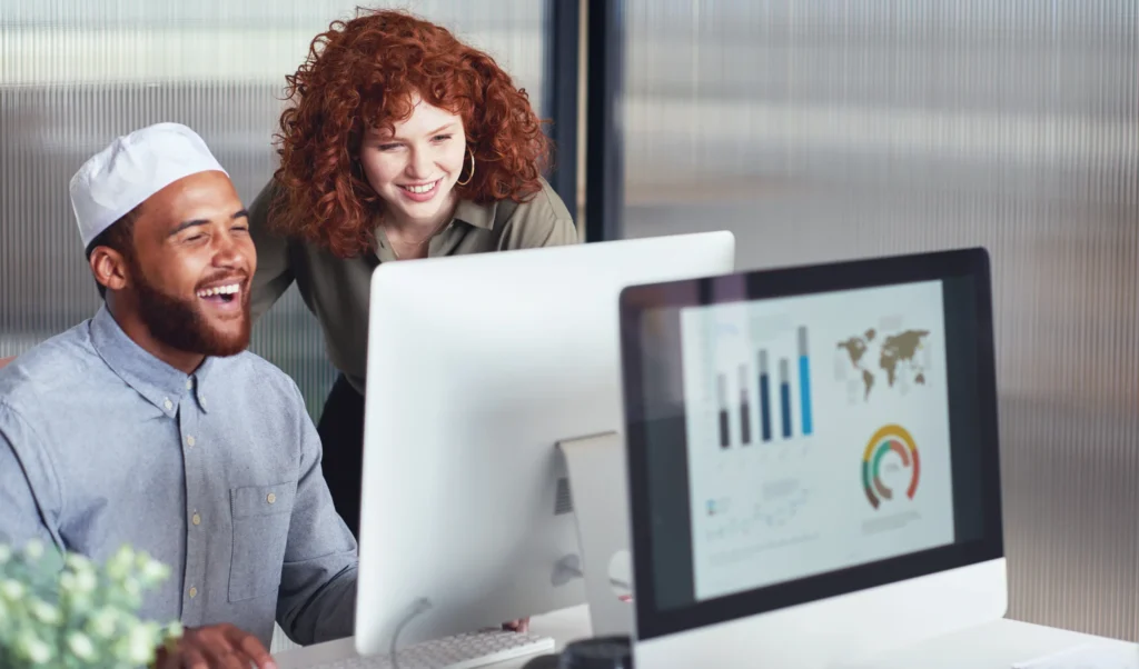Team collaborating in an office environment, showing teamwork in companies using SEO to achieve goals.
