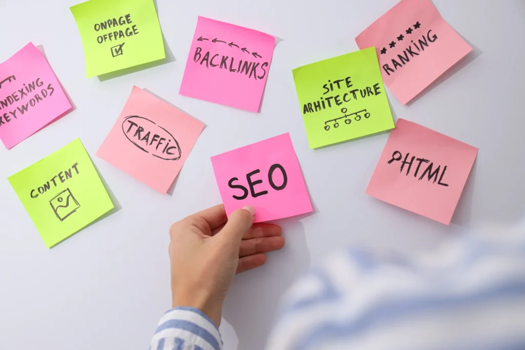 Colorful sticky notes showing SEO elements like backlinks, content, and traffic for an audit SEO report.
