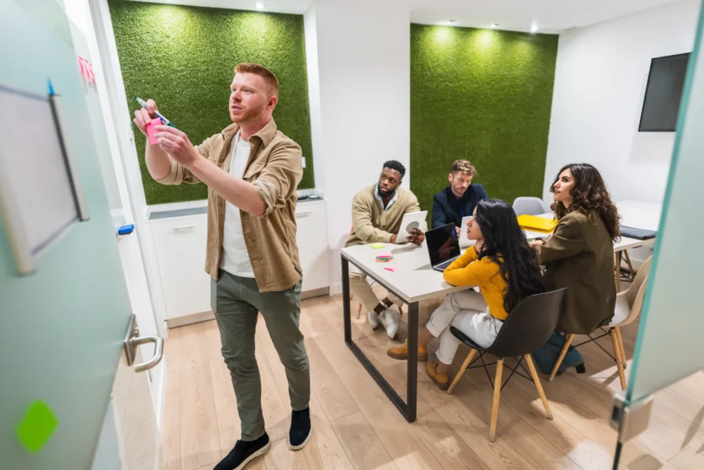 Young marketing team brainstorming ideas, demonstrating the innovative and agile problem-solving style of small marketing agencies.